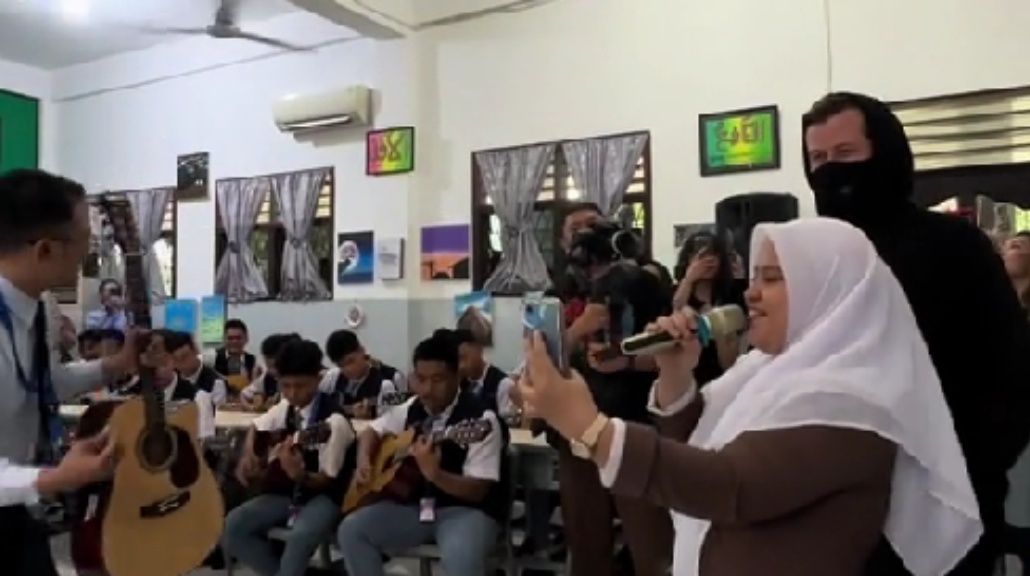 Heboh Musisi Alan Walker Terbang ke Medan untuk Kunjungi Guru Musik