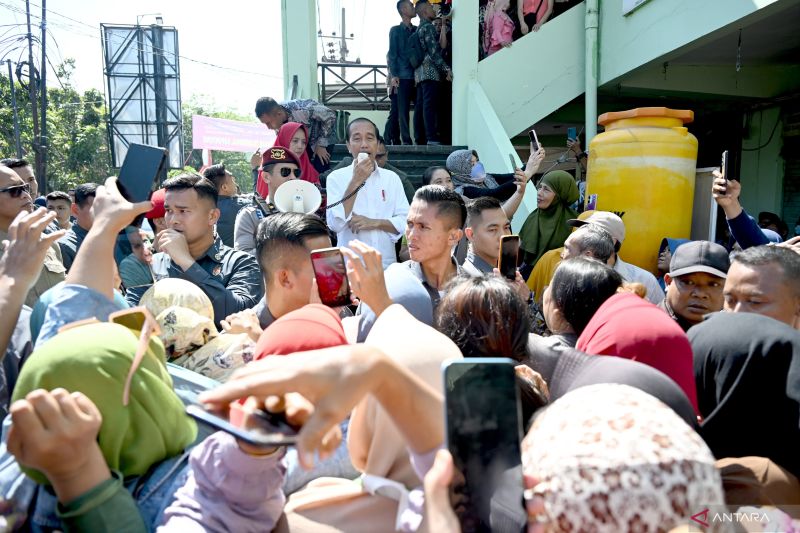 Bulan Depan Purnatugas, Jokowi Pamit ke Warga saat Kunjungi Pasar Surabaya