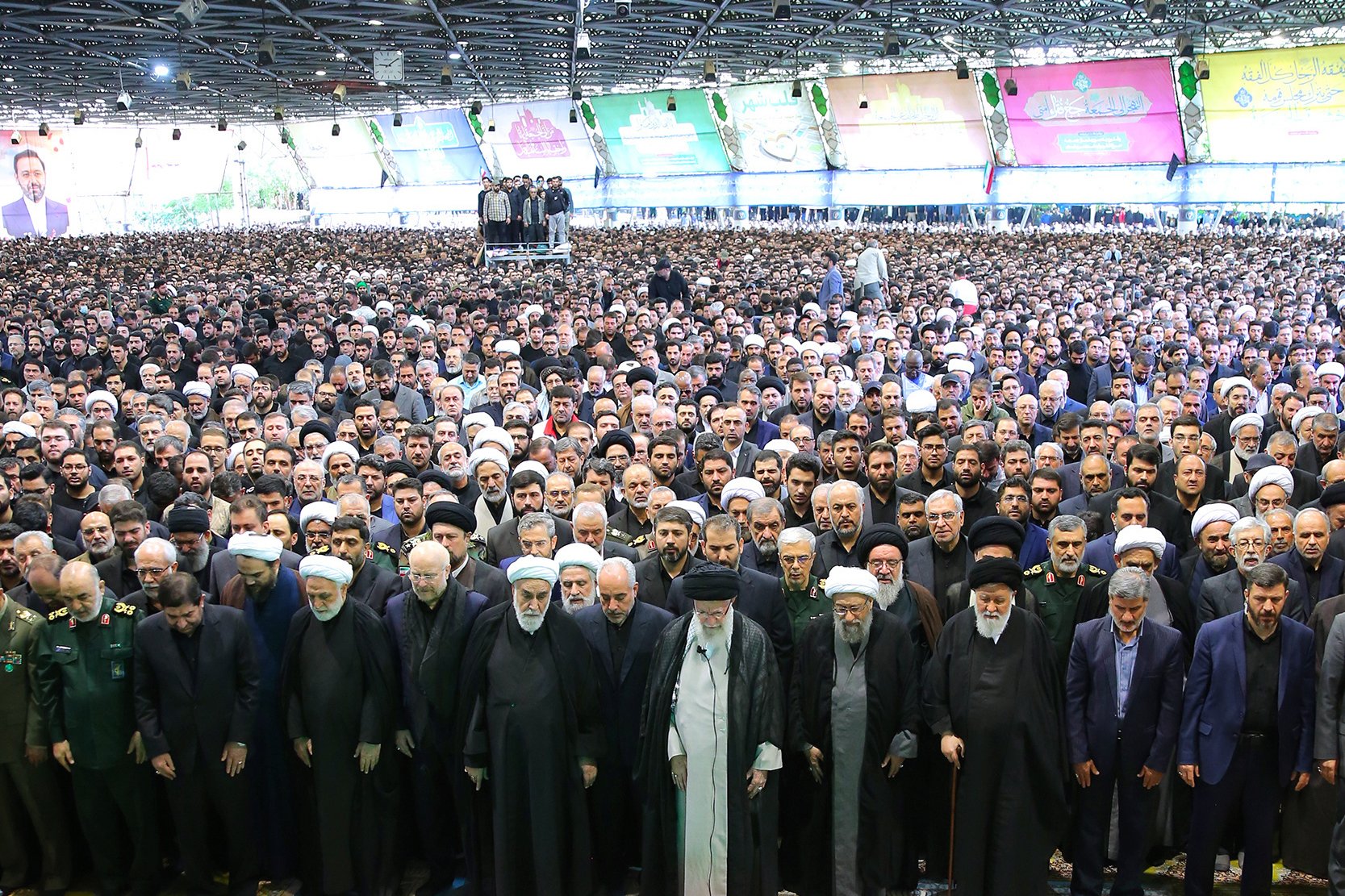 Ayatollah Khamenei Pimpin Salat Jenazah Ismail Haniyeh
