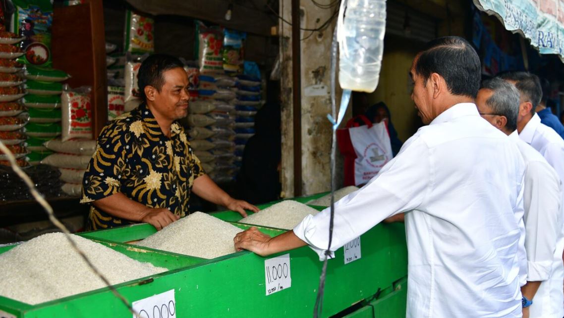 Cek Harga Pangan di Pasar Baru Karawang, Jokowi: Saya Kira Baik