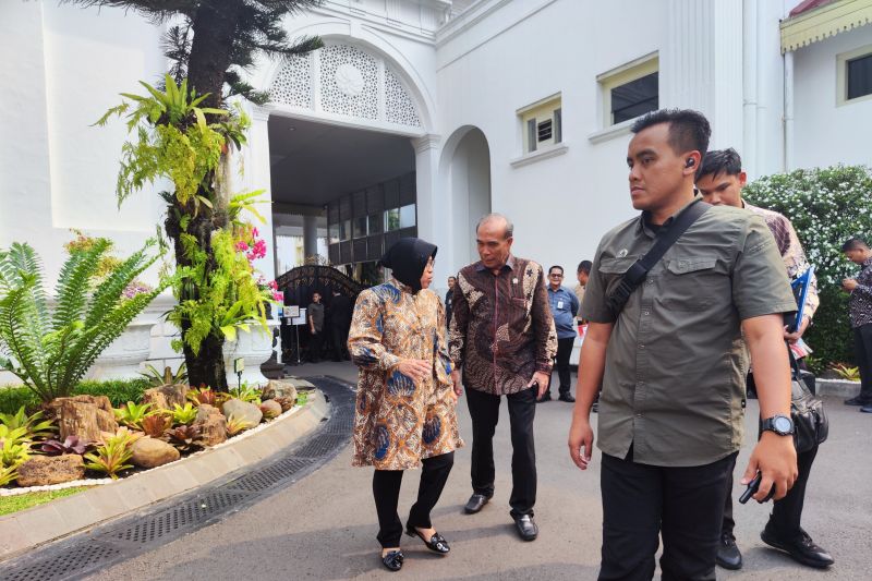 Ditanya Kapan Mundur dari Mensos, Risma Buru-buru Naik Mobil
